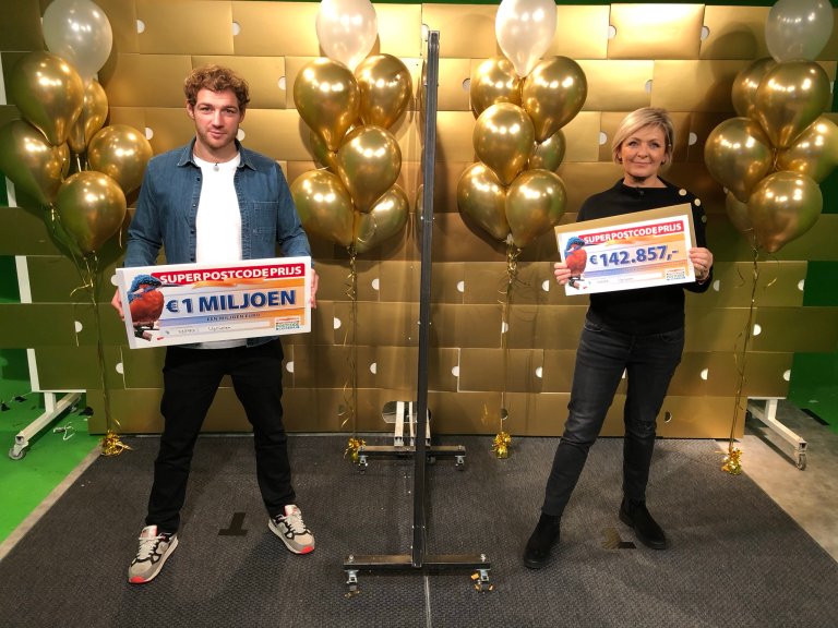 postcodeloterij-ambassadeurcarolinetensenenjamietreniteacutemetdesuperpostcodeprijs-cheques.jpeg