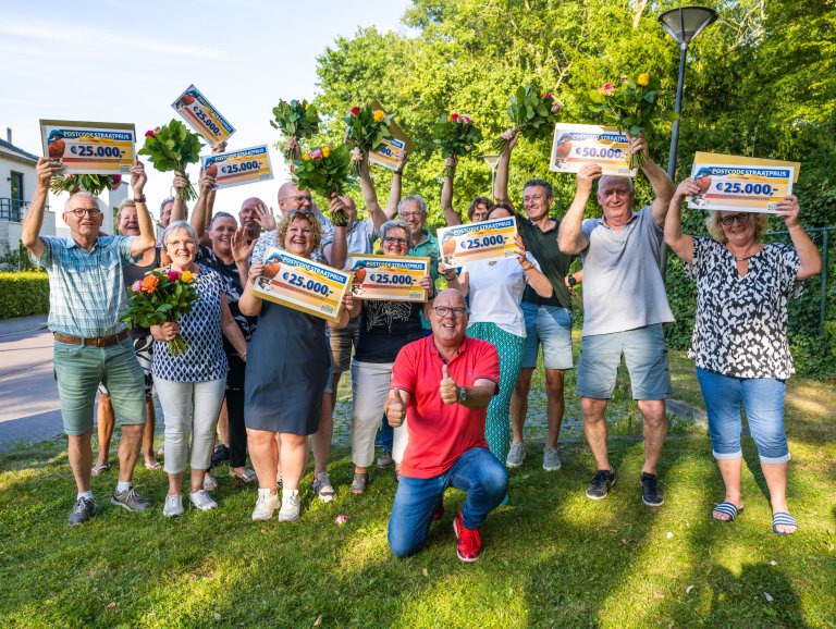 Gaston Starreveld samen met de winnaars van de PostcodeStraatprijs.jpg