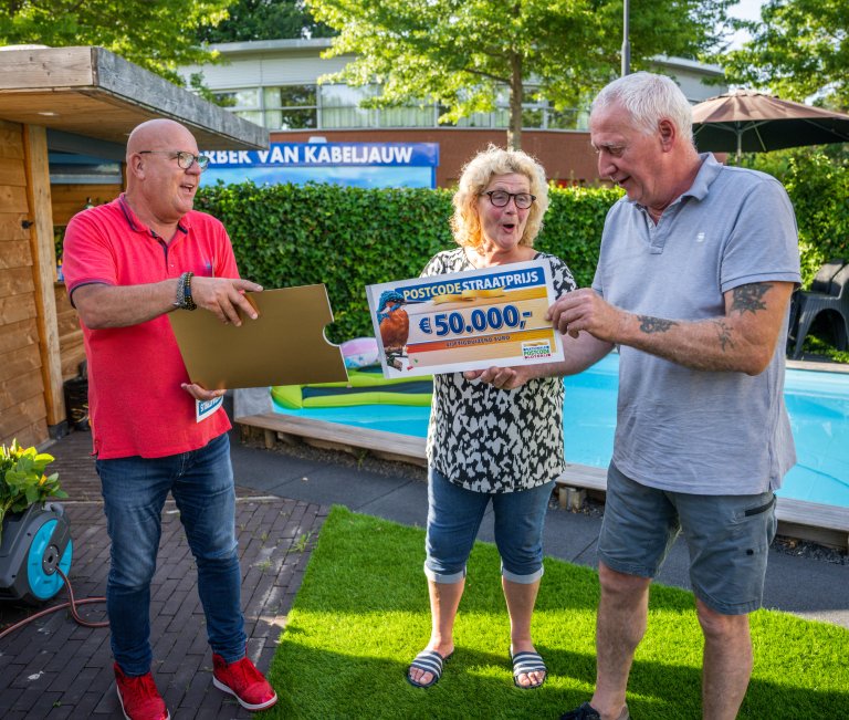 Wilma en Johnny met een cheque van 50.000 euro.jpg