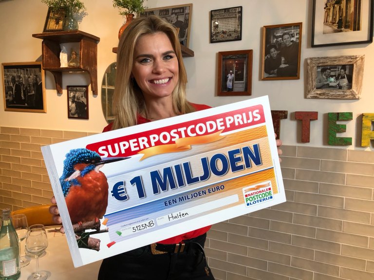 postcodeloterij-ambassadeurnicolettevandammetdesuperpostcodeprijs-cheque.jpeg