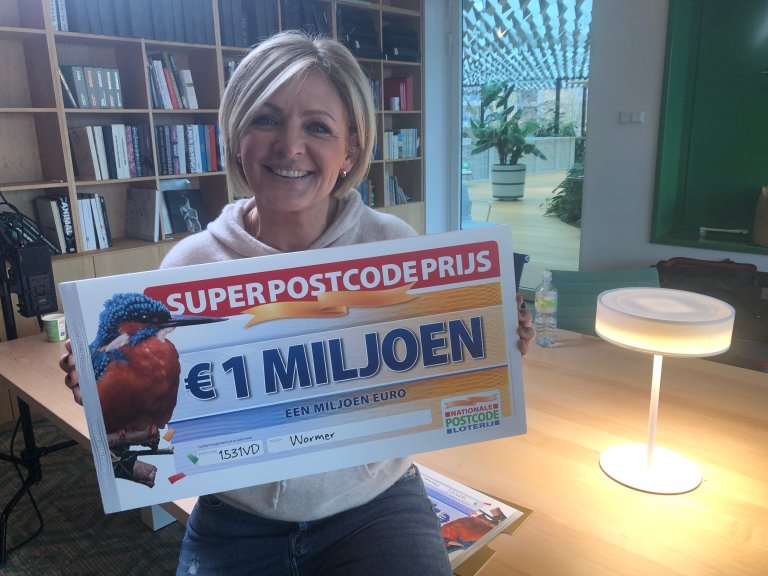 postcodeloterij-ambassadeurcarolinetensenmetdesuperpostcodeprijs-cheque.jpg