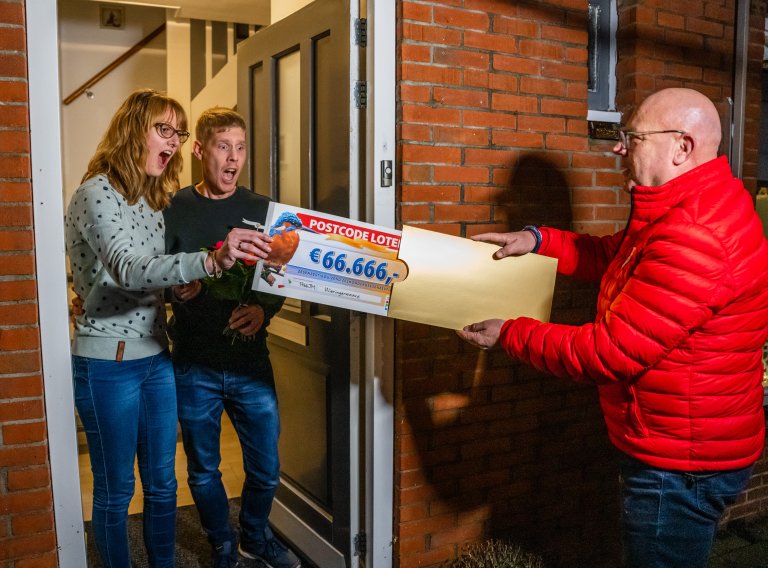 jessicaenjohanontvangenchequevan66.666eurovanpostcodeloterij-ambassadeurgastonstarreveld.jpg