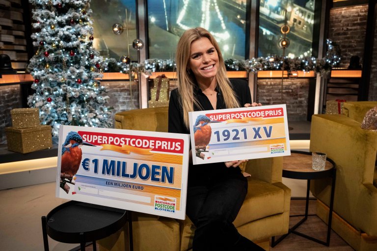 postcodeloterij-ambassadeurnicolettevandammetdesuperpostcodeprijs-cheque.jpg
