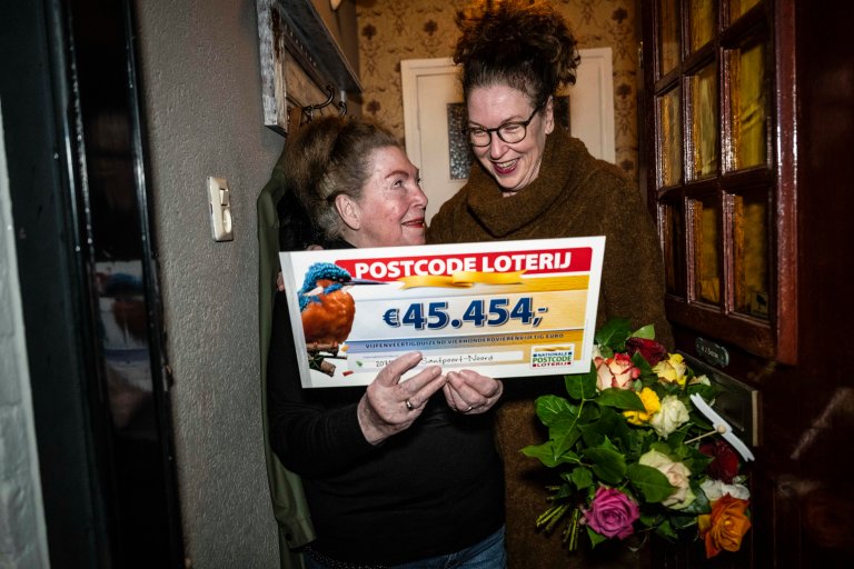 Cora (met dochter Esther) wint 45.454 euro.jpg