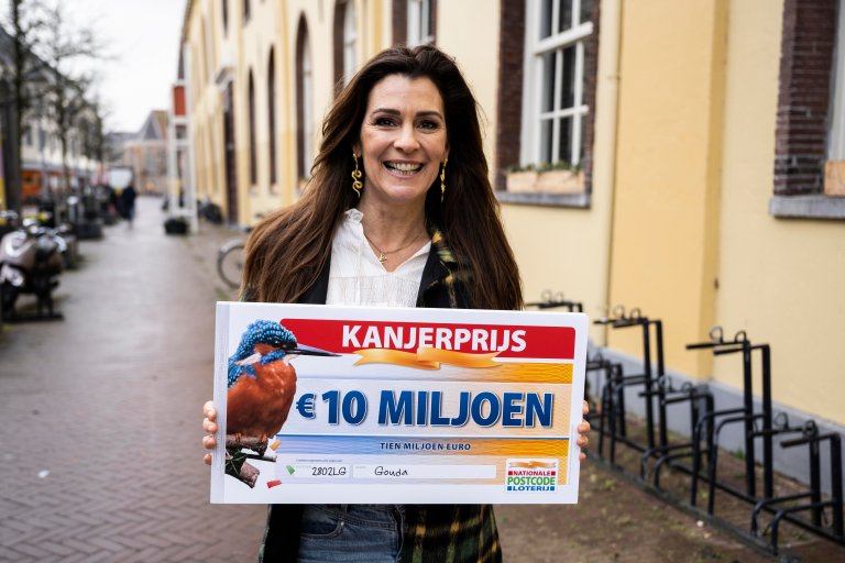 foto1-postcodeloterij-ambassadeurquintytrustfullmetdekanjerprijs-chequevan10miljoeneuro.jpg