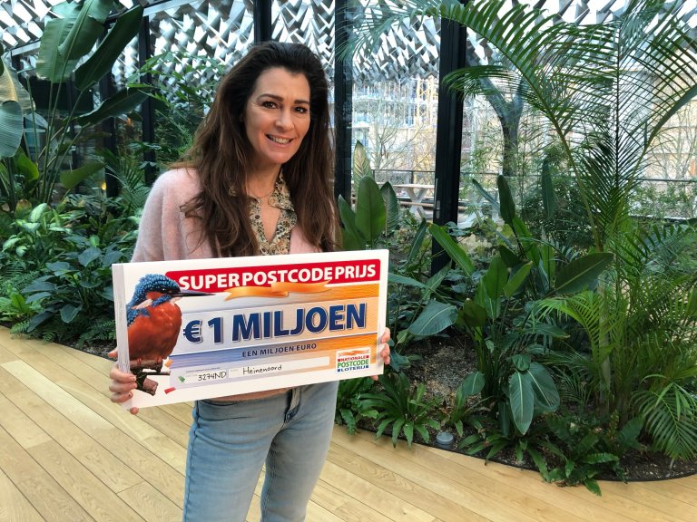 postcodeloterij-ambassadeurquintytrustfullmetdesuperpostcodeprijs-cheque..jpeg