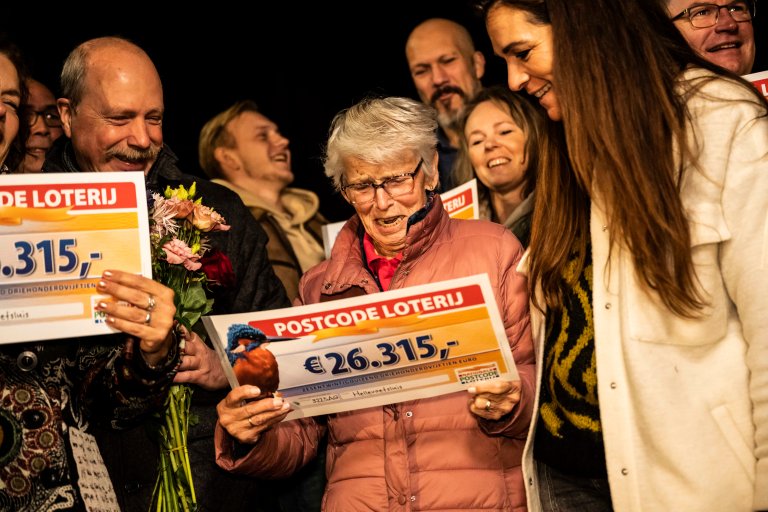 postcodeloterij-ambassadeurquintytrustfullverrastinwonersvanhellevoetsluismetcheques.jpg