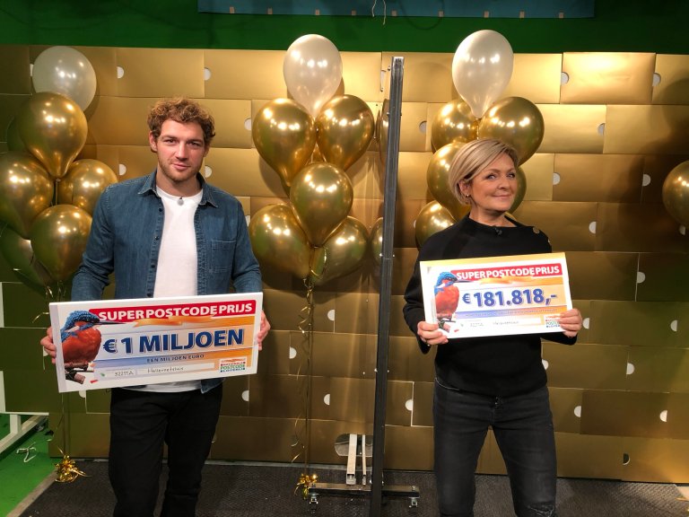 postcodeloterij-ambassadeurcarolinetensenenjamietreniteacutemetdesuperpostcodeprijs-cheques-2.jpeg