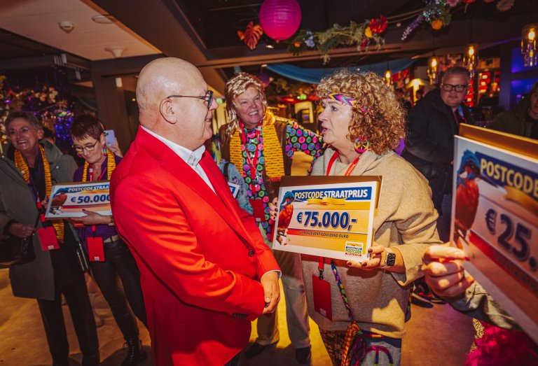 Alaine-met-cheque-van-75.000-euro.jpg