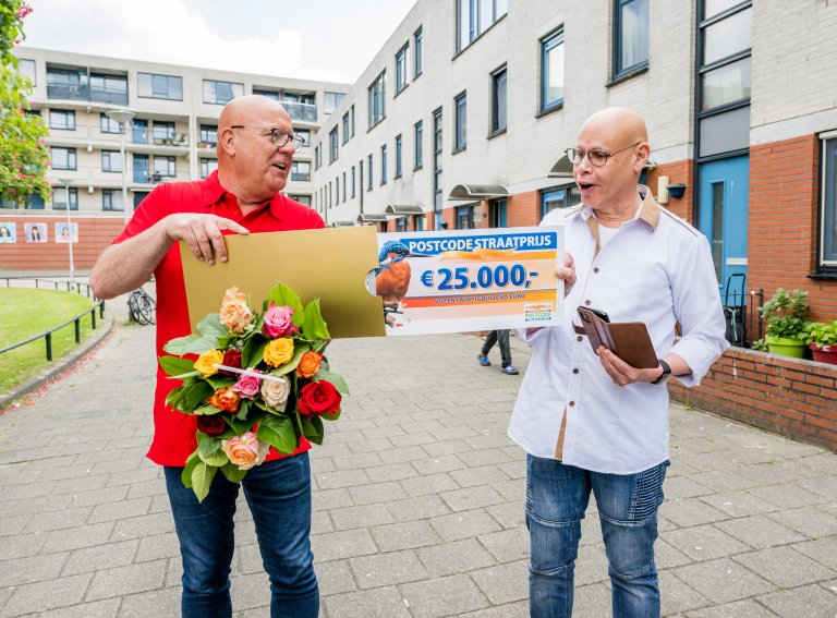 Gerard ontvangt een cheque van 25.000 euro van ambassadeur Gaston.jpg