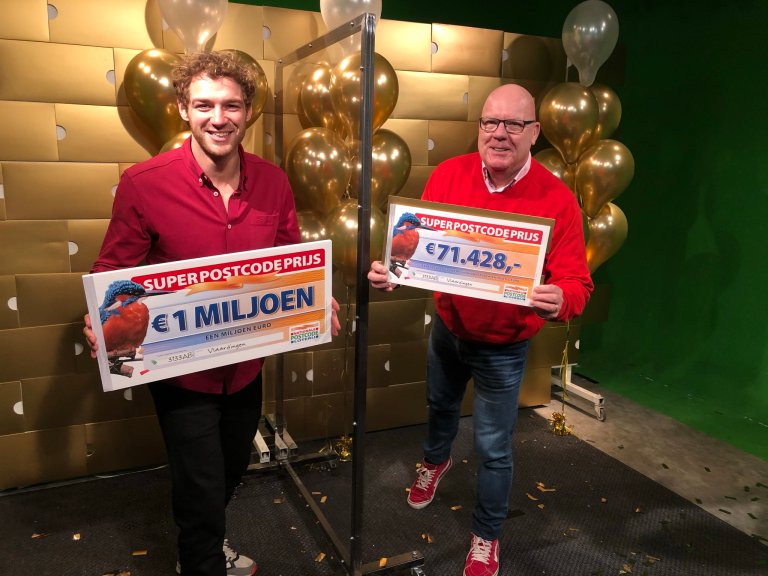 postcodeloterij-ambassadeurgastonstarreveldenjamietreniteacutemetdesuperpostcodeprijs-cheques.jpeg