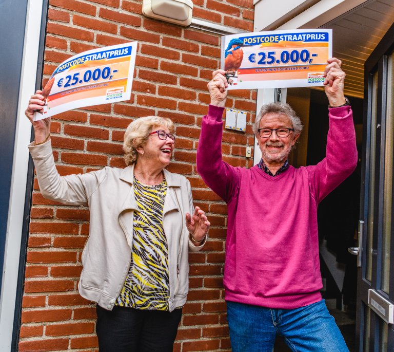 truusenhansontvangeniedereenchequevan25.000eurovandepostcodeloterij.jpg