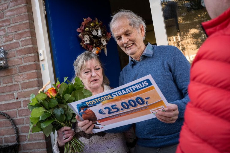 inekeenjanontvangenpostcodestraatprijs-chequevan25.000euro.jpg