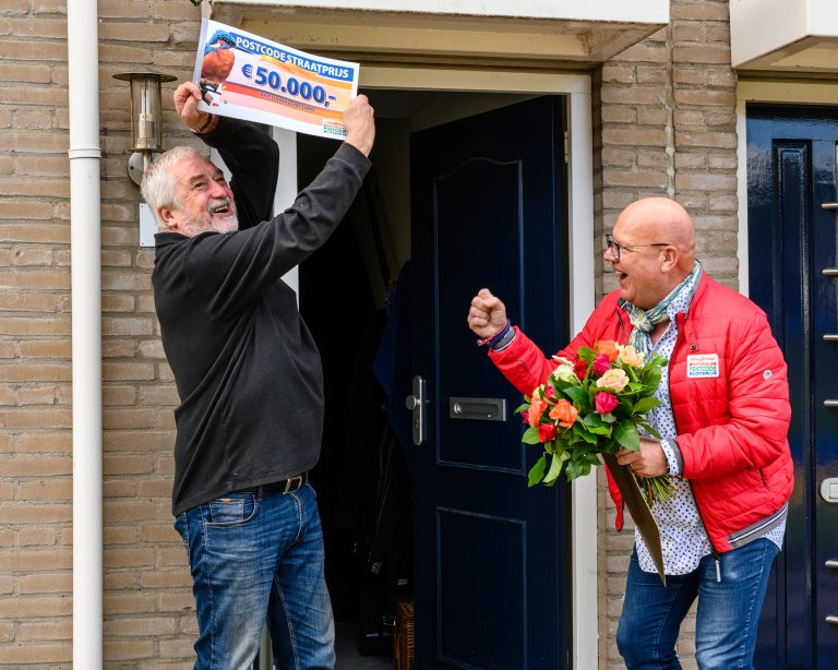 theoontvangteenchequevan50.000eurovanpostscodeloterij-ambassadeurgastonstarreveld.jpg