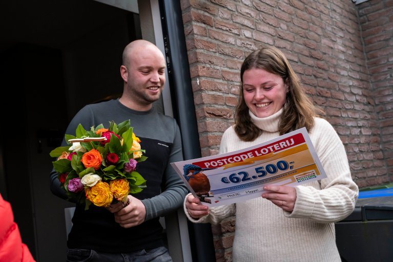 deniseontvangtchequevan62.500eurovandepostcodeloterij.jpg