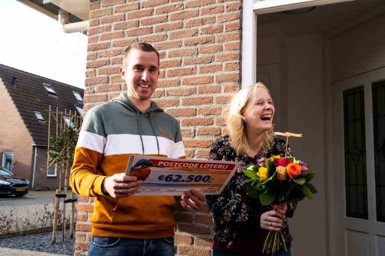remcoenanouschkaontvangenchequevan62.500eurovandepostcodeloterij (1).jpg