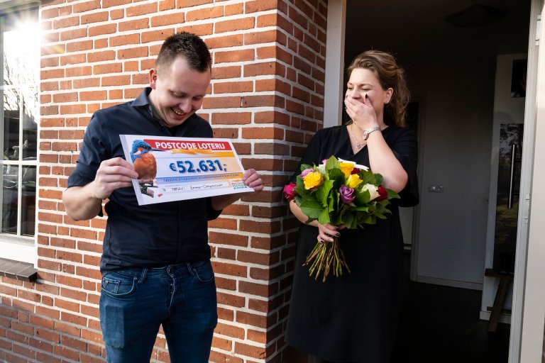 pascalenlisanneontvangenchequevan52.631eurovandepostcodeloterij.jpg