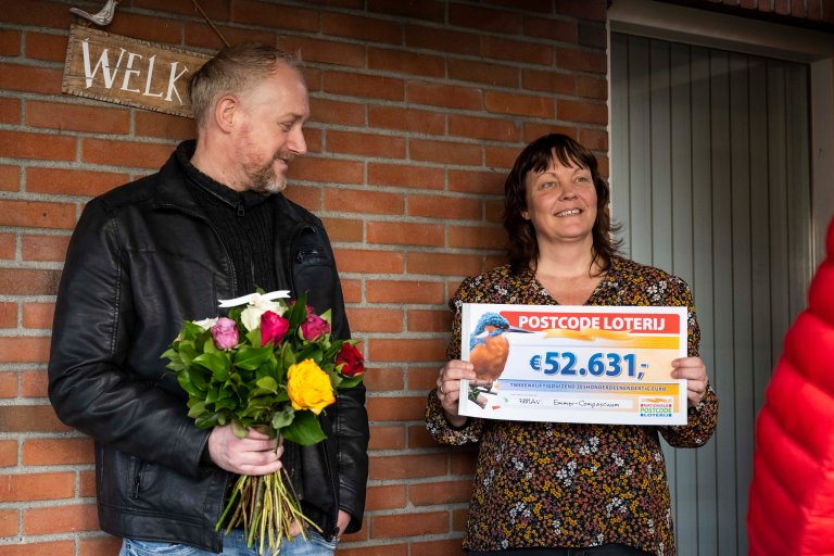 patriciaenalexontvangenchequevan52.631eurovandepostcodeloterij.jpg