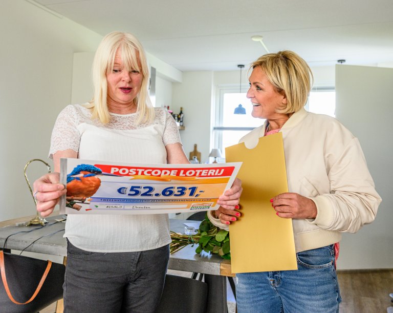 anitaontvangtchequevan52.631eurovanpostcodeloterij-ambassadeurcarolinetensen.jpg