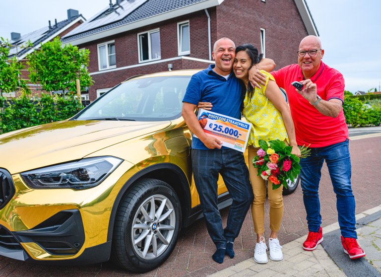 Sasha en Jane verrast met cheque van 25.000 euro en een nieuwe auto.jpg