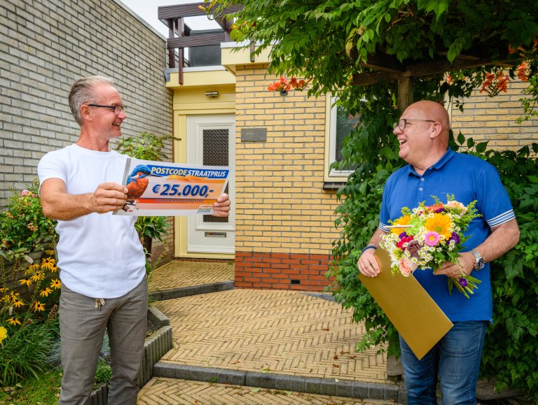 wietseontvangtchequevan25.000eurovanpostcodeloterij-ambassadeurgastonstarreveld.jpg