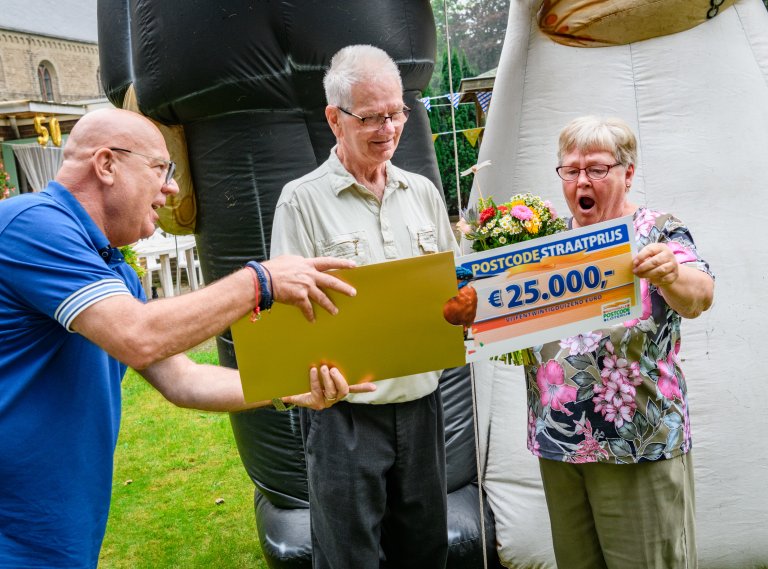 japkeenwesselontvangenchequevan25.000eurovanpostcodeloterij-ambassadeurgastonstarreveld.jpg