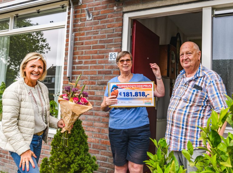 Kees en Joke ontvangen SuperPostcodePrijs-cheque van Postcode Loterij-ambassadeur Caroline Tensen  .jpg
