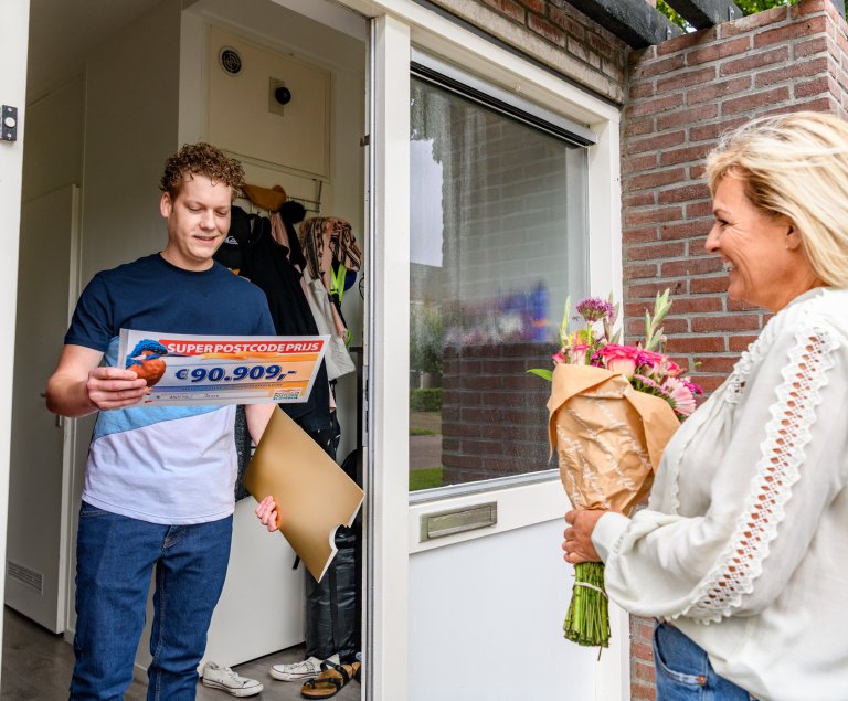 Kevin ontvangt SuperPostcodePrijs-cheque van Postcode Loterij-ambassadeur Caroline Tensen .jpg